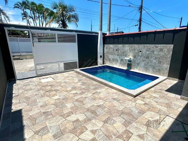 CASA COM PISCINA para Venda em Mongaguá - 2