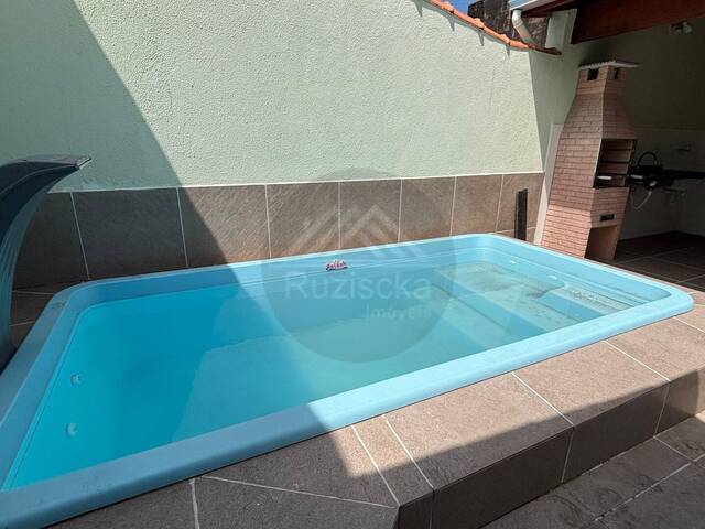 CASA COM PISCINA para Venda em Mongaguá - 4