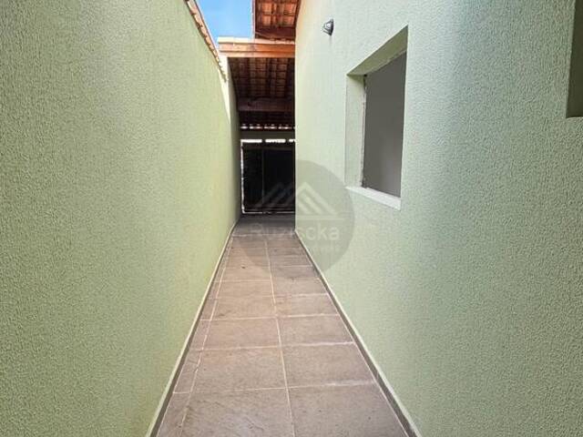 CASA COM PISCINA para Venda em Mongaguá - 4