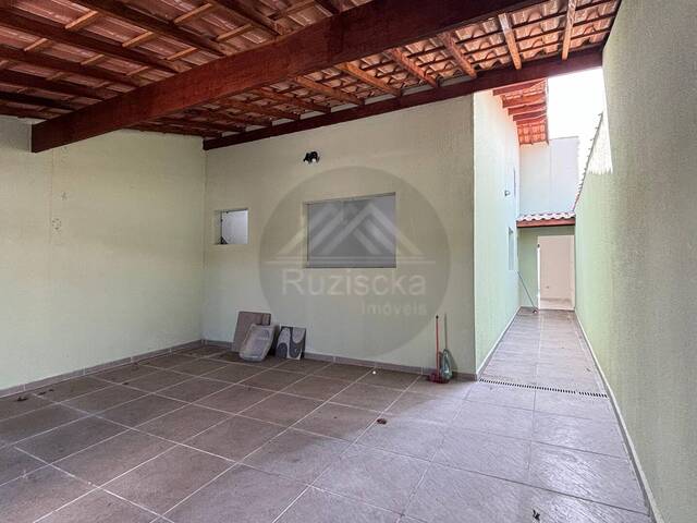 CASA COM PISCINA para Venda em Mongaguá - 2