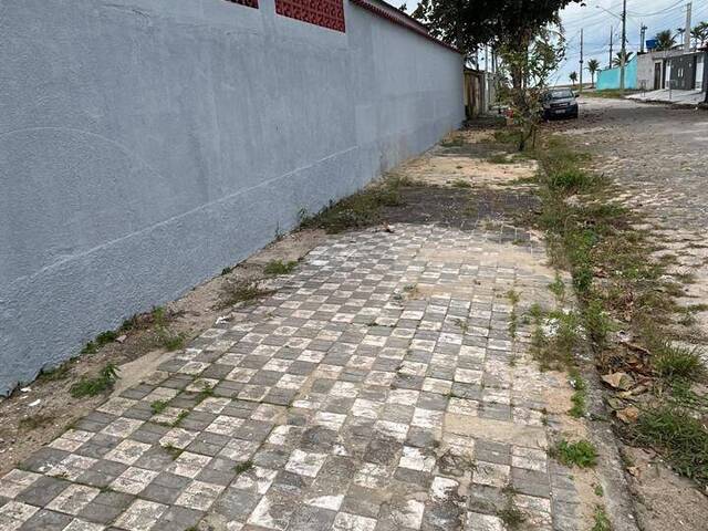 CASA COM PISCINA para Venda em Mongaguá - 2