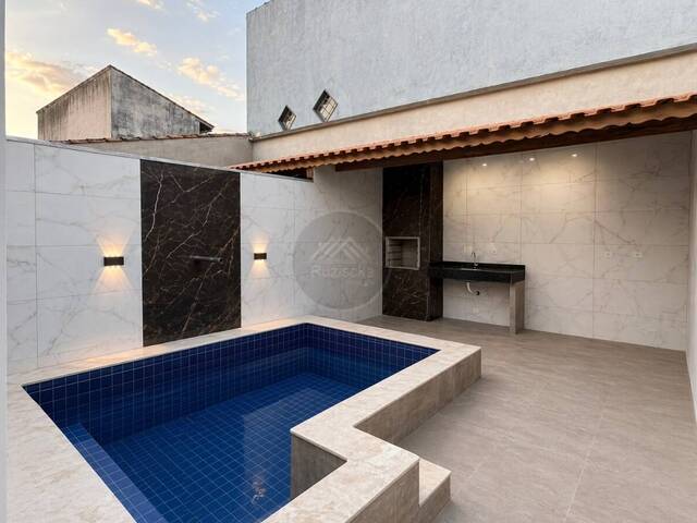 CASA COM PISCINA para Venda em Itanhaém - 2