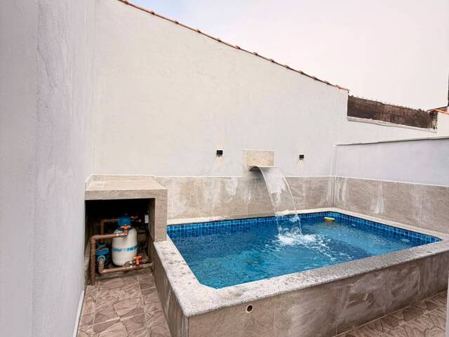 CASA COM PISCINA para Venda em Mongaguá - 4