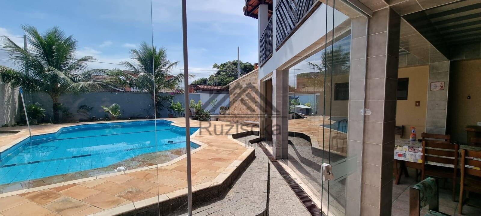 SOBRADO COM 6 QUARTOS  A VENDA EM ITANHAEM - LADO PRAIA .