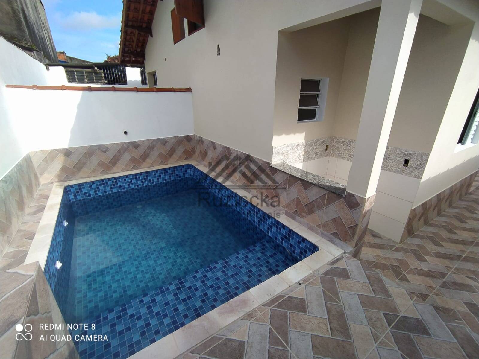 CASA A VENDA NA CIDADE DE MONGAGUÁ  - COM PISCINA .