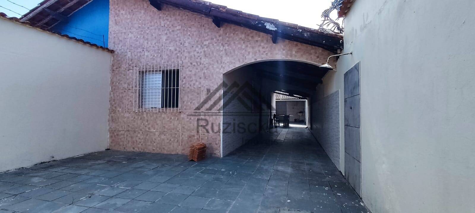 CASA A VENDA EM ITANHAÉM Á 350M DA RODOVIA .