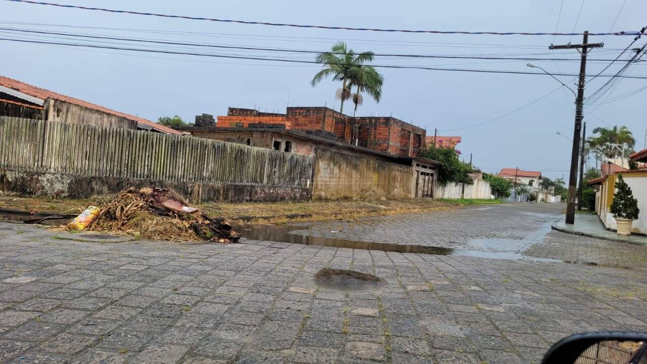 Casa com construção iniciada a 240m do mar - idea para investidor- Itanhaém