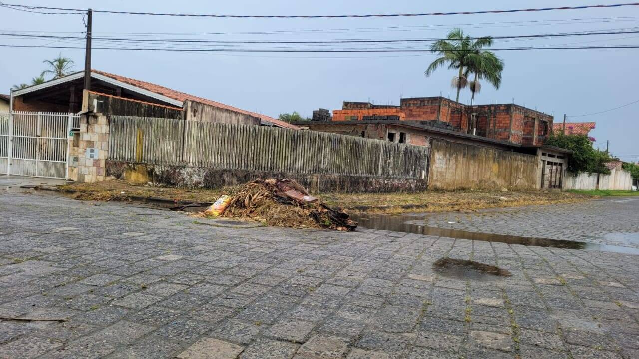 Casa com construção iniciada a 240m do mar - idea para investidor- Itanhaém — foto 2