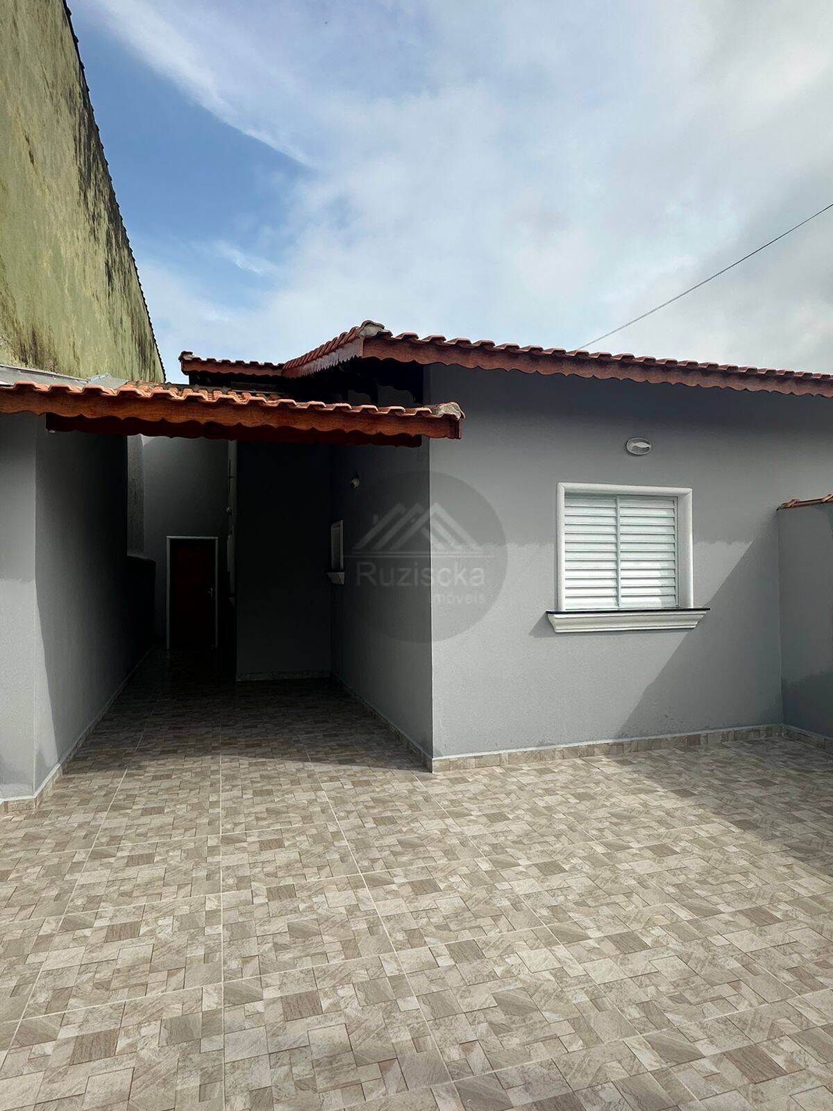 Casa com piscina á venda em Mongaguá.