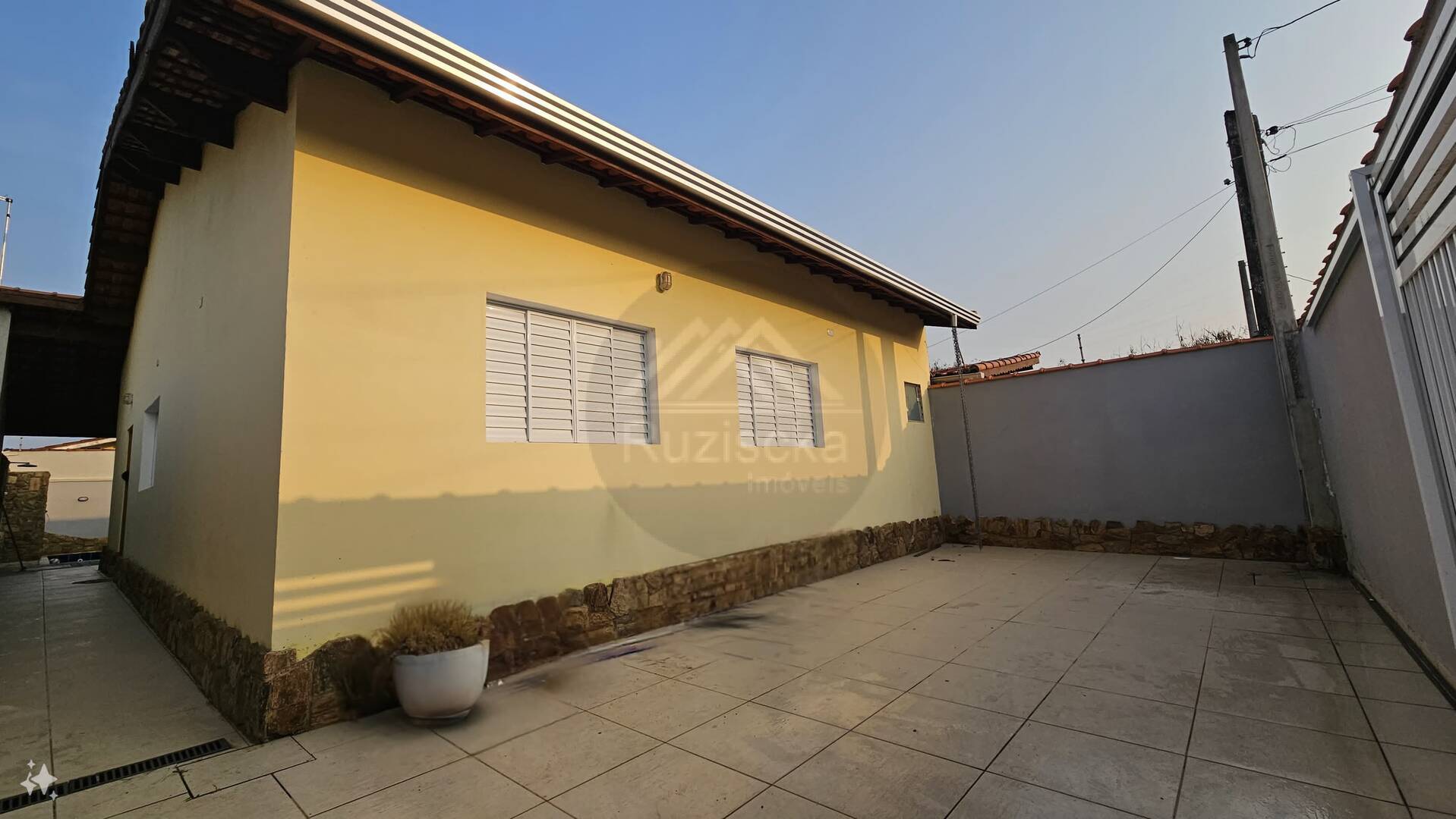 CASA COM PISCINA E 03 DORMITÓRIOS Á 250M DO MAR - ITANHAÉM/SP.