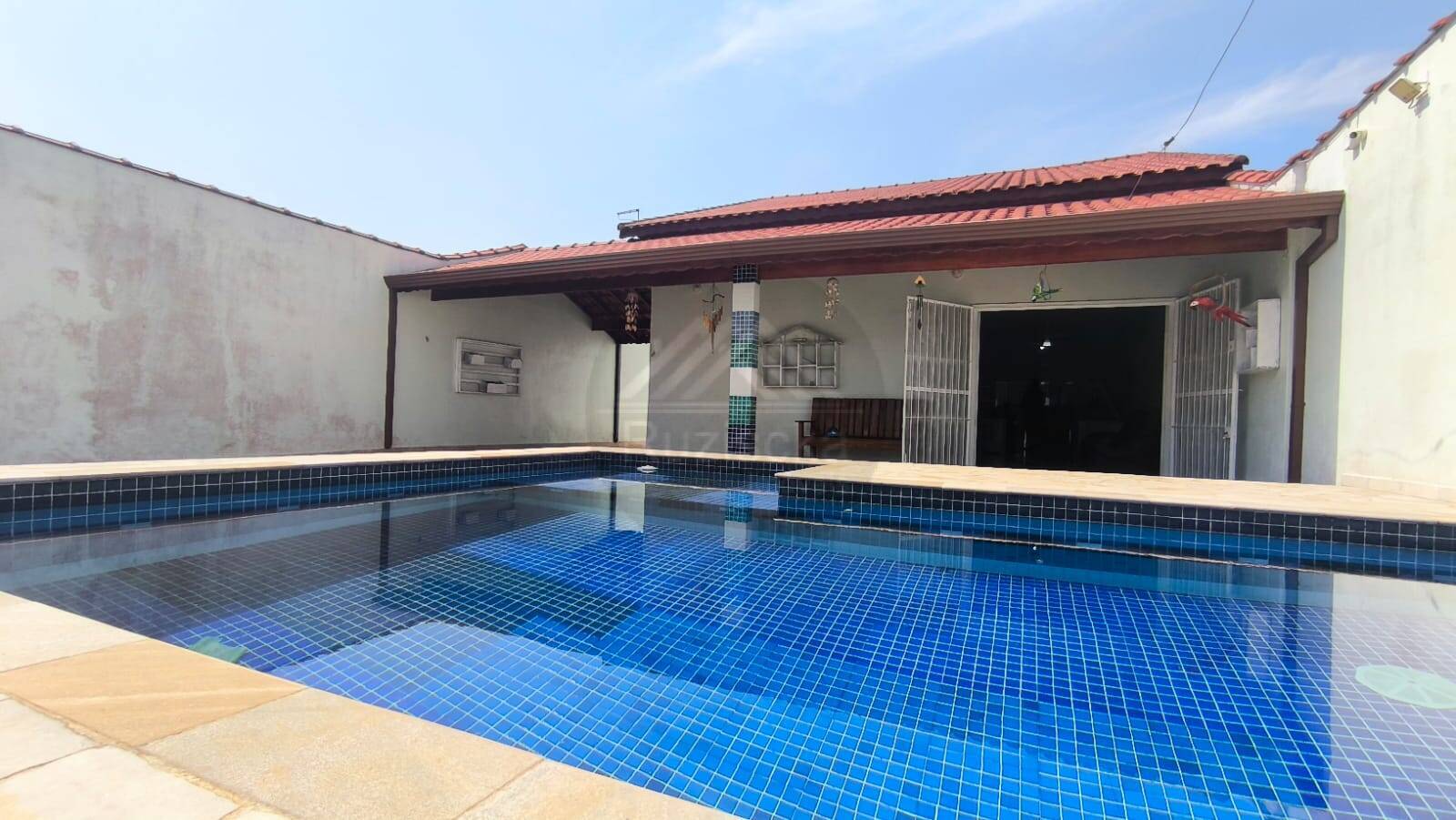 Casa lote inteiro com piscina á venda em Itanhaém/SP - 300m do mar .